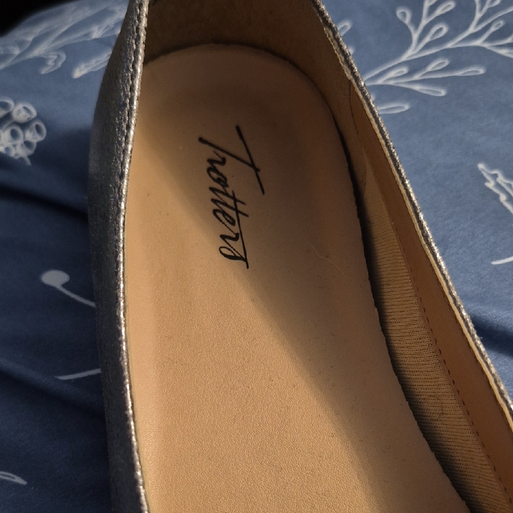 Womens Metallic Silver Flats with Bow - Picture 5 of 7